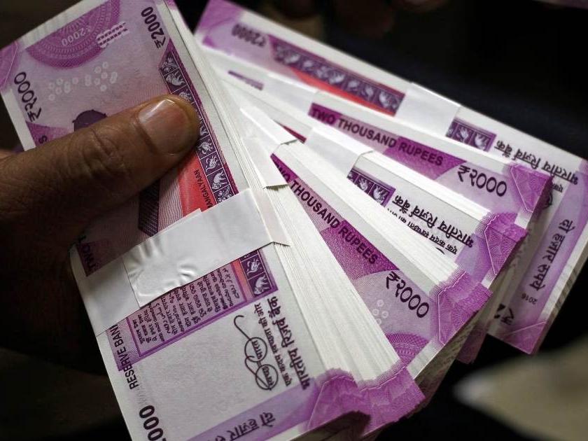 Two thousand notes of one and a half lakh ran away RBI cheats the old man in the line out | दिड लाखाच्या दोन हजाराच्या नोटा पळवल्या; RBI बाहेर रांगेत वृद्धाची फसवणूक 