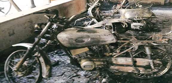Three people burnt in a bicycle in Kopargaon | कोपरगावात दुचाकी जाळणा-या तिघा जणांना अट