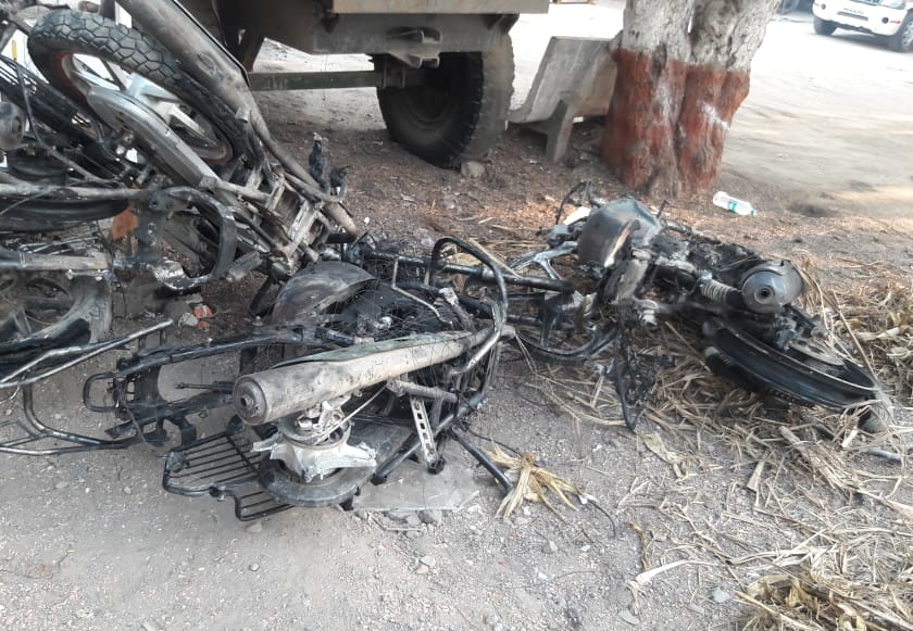 Controversies in two groups of Kumbharwadi in Sangamner: 9 Motorcycles burned | संगमनेरमधील कुंभारवाडीत दोन गटात वाद : ९ मोटारसायकल जाळल्या