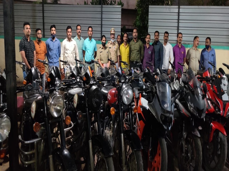 25 two-wheelers worth Rs 19 lakh seized from vehicle thieves; Hadapsar police performance | वाहन चोरट्यांकडून १९ लाखांच्या २५ दुचाकी जप्त; हडपसर पोलिसांची कामगिरी 