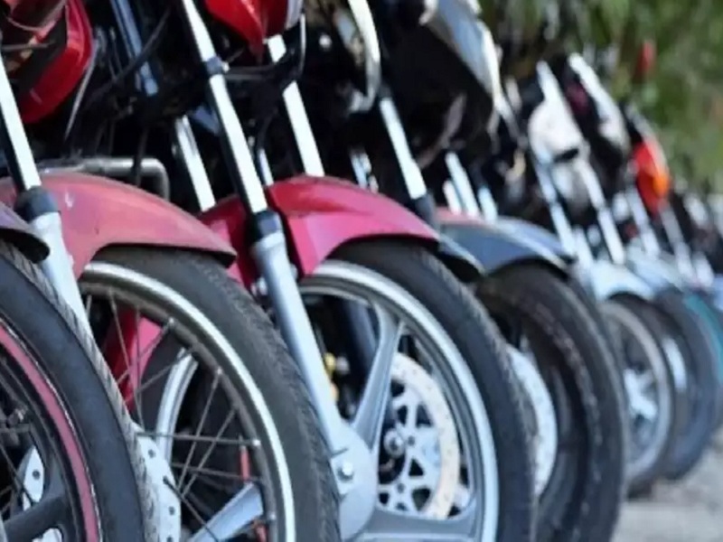 fada seeks reduction in gst rates for entry level two wheelers from 28 to 18 percent | स्कूटर्स-बाईक्स होऊ शकतात स्वस्त! FADA ने सरकारकडे केली मोठी मागणी