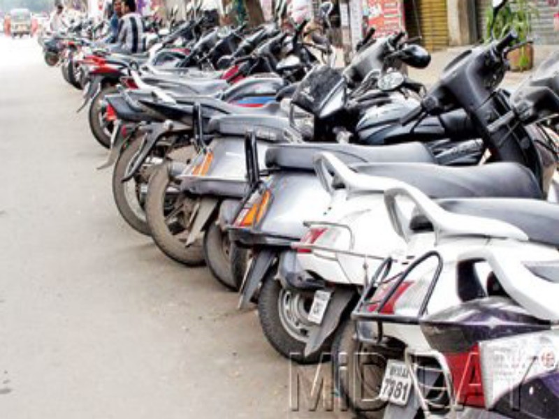 Encroachment by making Muzor Hotel drivers arbitrarily, public road and parking in Pune | पुण्यात मुजोर हॉटेल चालकांची मनमानी, सार्वजनिक रस्त्यावर वाहनतळ बनवून  अतिक्रमण 