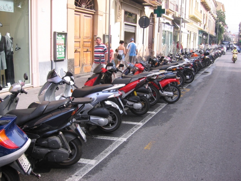 Two-wheelers are prohibited from riding on bicycles during periods of communication | संचारबंदीच्या कालावधीत दुचाकीवरुन दोघांना फिरण्यास बंदी
