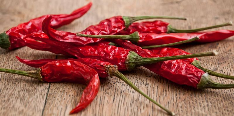 Lockdown has pushed up the price of red chillies | लॉकडाऊनमुळे लाल मिरचीचे भाव चढेच