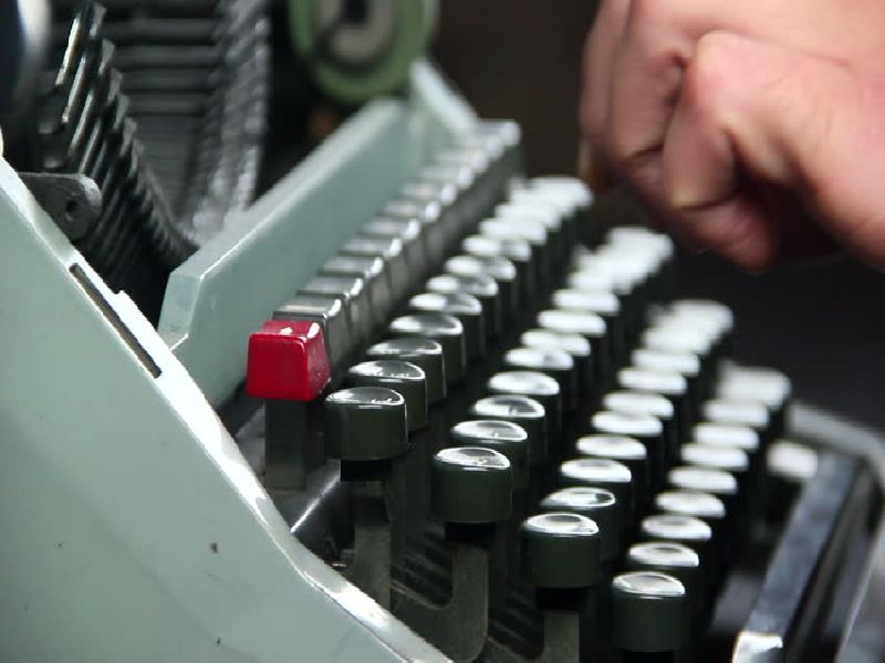  Typewriter tick will remain intact, decision to continue manual typing in addition to computer typing | टाइपरायटरची टिकटिक सुरूच राहणार, संगणक टंकलेखनासोबतच मॅन्युअल टंकलेखन सुरू ठेवण्याचा निर्णय