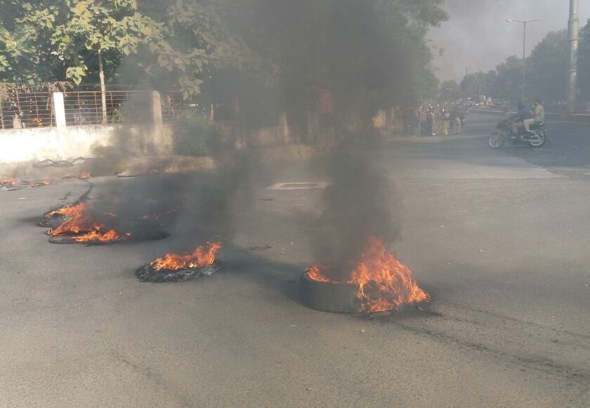 By burning tyres on road at various places observed Band at Nagpur | नागपुरात ठिकठिकाणी टायर जाळून व्यक्त केला संताप