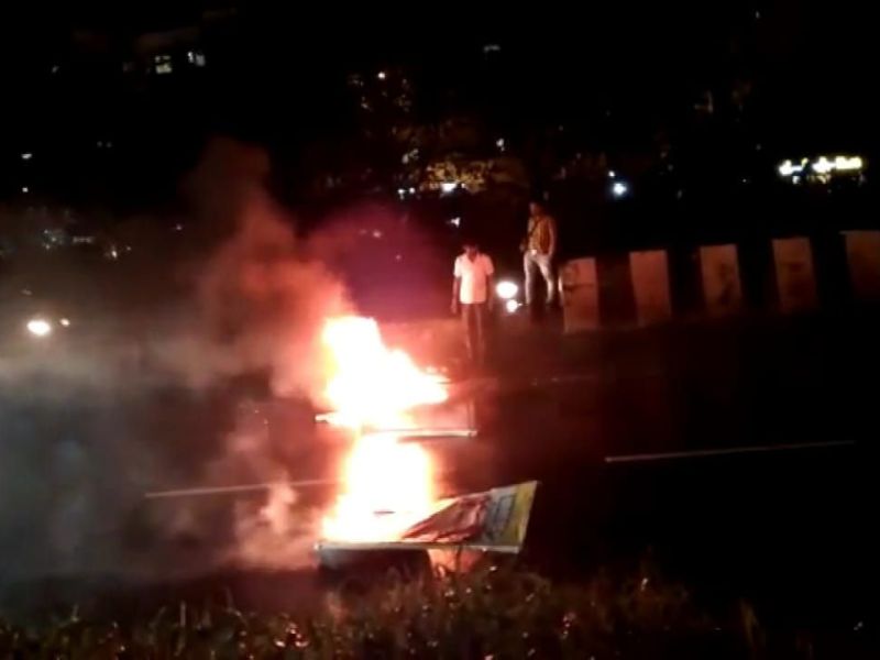 maratha kranti morcha protesters burn tyres on panvel sion road | Maratha Kranti Morcha : कामोठेत रस्ता रोकोदरम्यान महामार्गावर टायर जाळले 