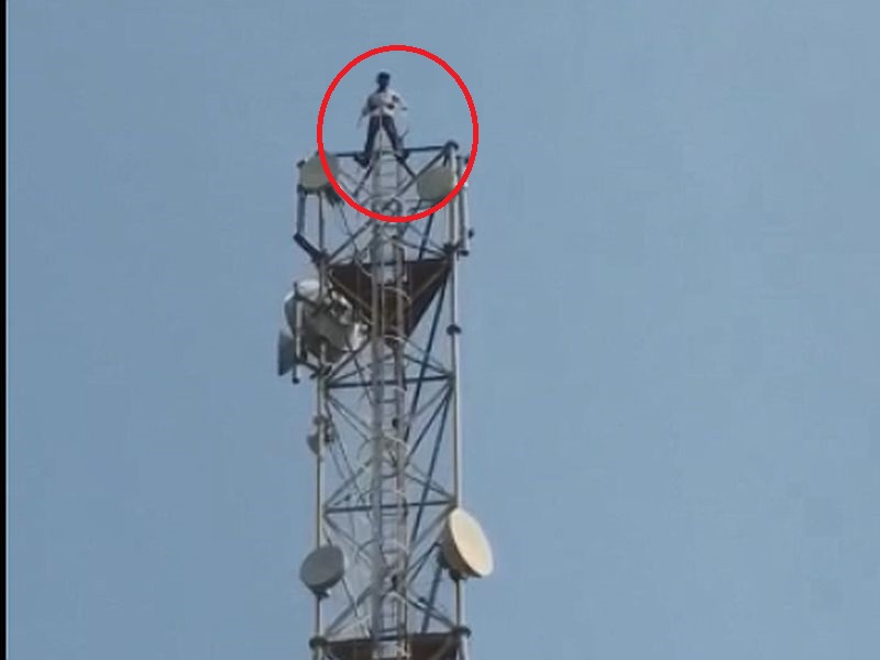 Maharashtra Government Video: Uddhav Saheb, Mahayutichacha government in the state, ShivSainik agitation on tower | Maharashtra Government Video: 'उद्धवसाहेब, राज्यात महायुतीचंच सरकार यावं', शिवसैनिकाचं टॉवरवरून आंदोलन
