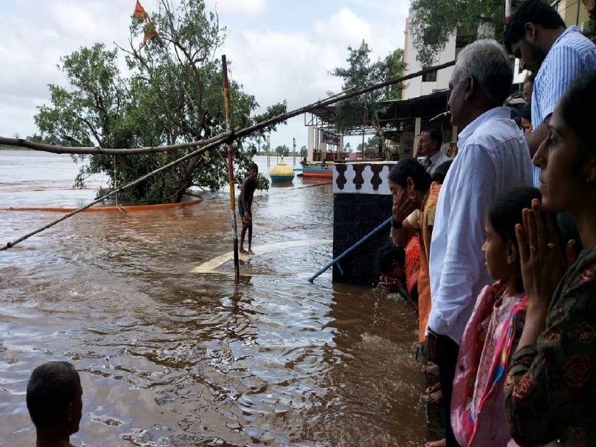 Increase in water level of Krishna, Panchganga rivers; Dutt temple in Nrisimhwadi went under water | कोल्हापूर: कृष्णा, पंचगंगा नद्यांच्या पाणी पातळीत वाढ; नृसिंहवाडीतील दत्त मंदिर गेलं पाण्याखाली