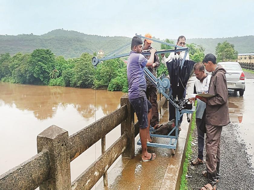 Regular survey started in Vashishthi river, water depth measurement work after flood situation in Chiplun | वाशिष्ठी नदीत नियमित सर्वेक्षण सुरु, चिपळुणातील पूरपरिस्थितीनंतर पाण्याची खोली मोजण्याचे काम