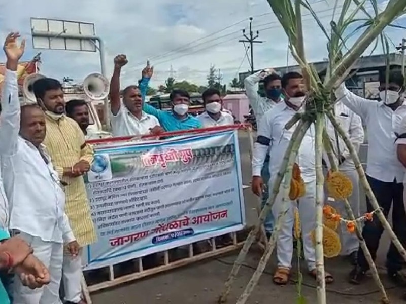 Indapur farmers doing agitation at the gate of ujani dam due to water dispute with government | उजनी पाणी प्रश्न पुन्हा पेटला! धरणाच्या गेटवर बेमुदत धरणे आंदोलन सुरु