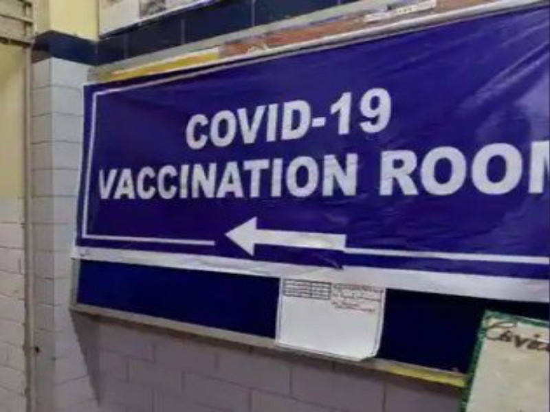 Rural Vaccination Center Hijacked! Centers are controlled by citizens from urban areas only | ग्रामीण भागातील लसीकरण केंद्र हायजॅक! केंद्रांवर शहरी भागातीलच नागरिकांचा ताबा