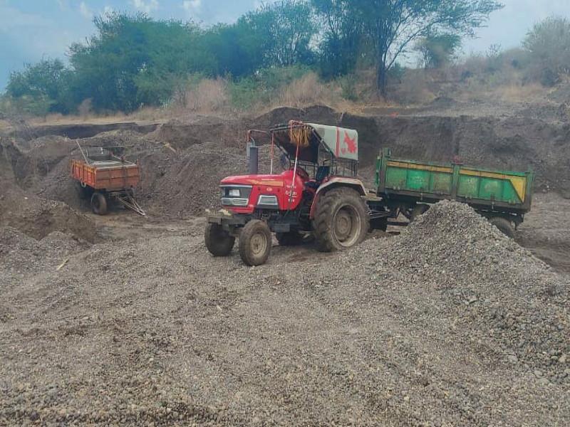 Police crack down on illegal sand dredgers in Indapur; Three accused deported for six months | इंदापूरात अवैध वाळू उपसा करणाऱ्यांना पोलिसांचा दणका; तीन आरोपी सहा महिने तडीपार