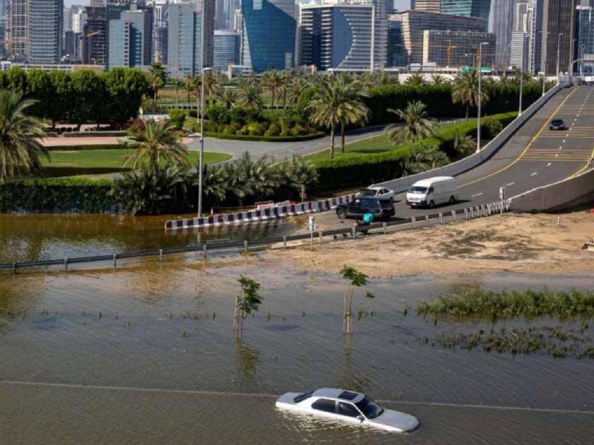 UAE Weather Updates Several Flights Cancelled Residents Asked To Stay Indoors As Heavy Rains Lash Country | रस्त्यावर पाणीच पाणी, वीजपुरवठाही खंडित… मुसळधार पाऊस, वादळी वाऱ्याचा UAEला तडाखा!