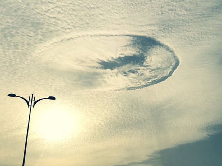 Video: What was that mysterious hole in the UAE sky | Video : आकाशात दिसला रहस्यमयी नजारा, लोक म्हणाले, ते येताहेत...