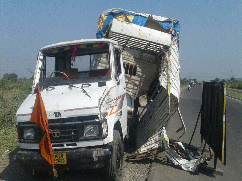 Five killed in two accidents near Tuljapur on Solapur-Dhule National Highway | सोलापूर - धुळे राष्ट्रीय महामार्गावर तुळजापूरजवळील दोन अपघातांत ५ ठार