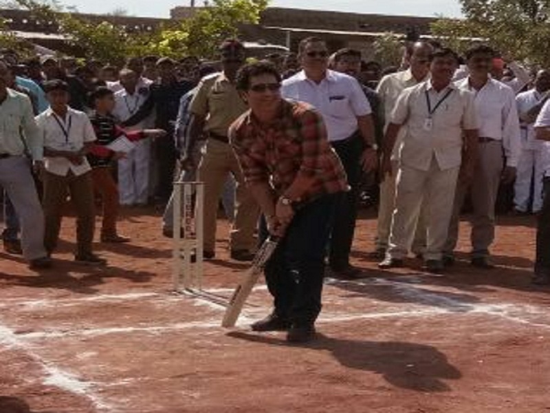Sachin enjoys cricket with looted students in Donja village | डोंजा गावात सचिनने लुटला विद्यार्थ्यांसोबत क्रिकेटचा आनंद
