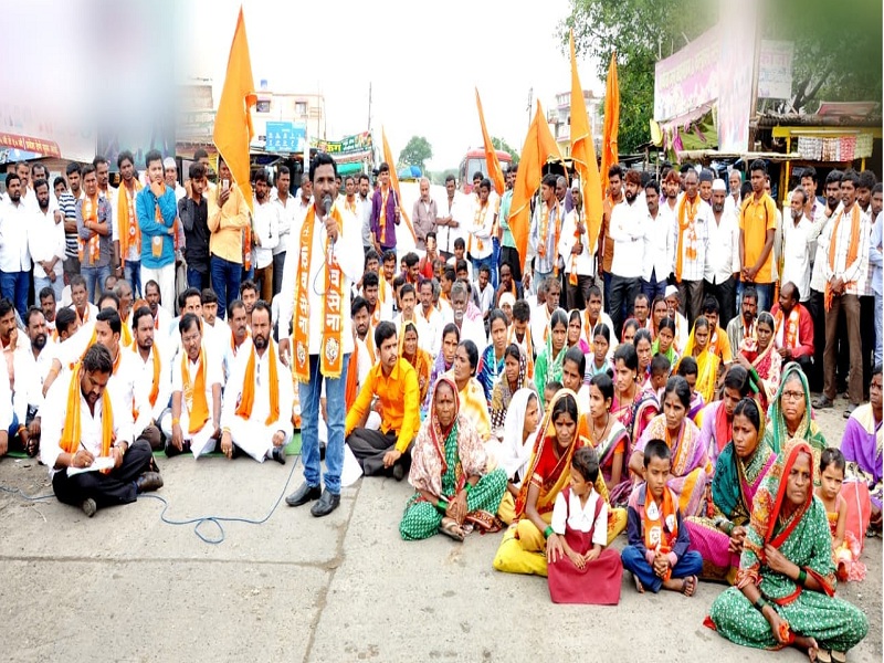 In Udgir, Rasataroko movement of Shiv Sena on Farmers n fishermen's problems | उदगीरमध्ये शेतकरी, मच्छिमारांच्या प्रश्नांसाठी शिवसेनेचे रास्ता रोको आंदोलन