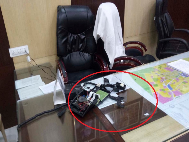 The phone of the municipal corporation's Nagaradhyakshy broke; Incident happens in General meeting at Osmanabad | नगरसेवकाने नगराध्यक्षांच्या दालनातील दूरध्वनी फोडला; उस्मानाबादमध्ये सर्वसाधारण सभेतील प्रकार