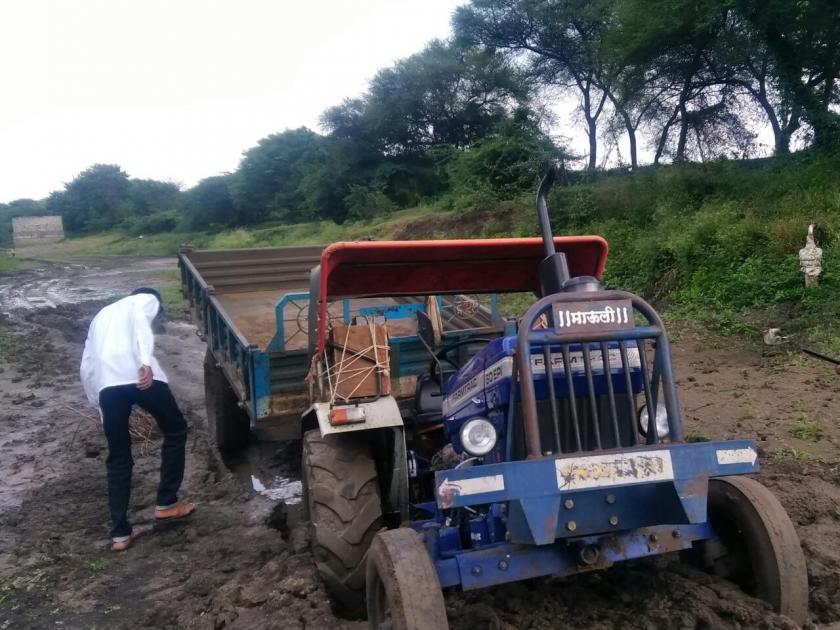 seized Two tractors by Revenue operation was stolen | महसूलच्या कारवाईत जप्त केलेली दोन ट्रॅक्टर गेली चोरीस