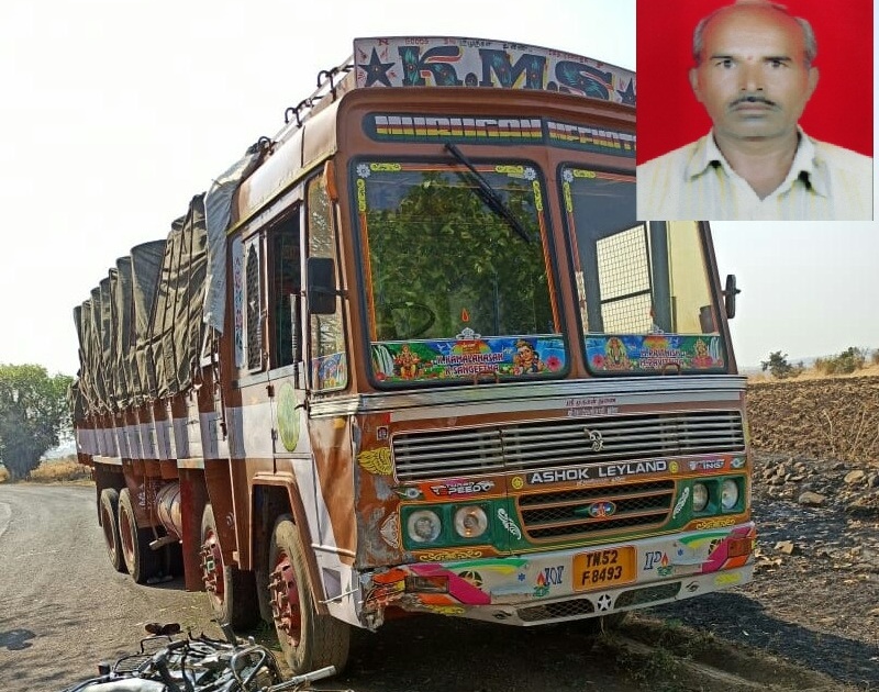 A two-wheeler farmer carrying vegetable crushed by truck in Osmanabad | भाजीपाला विक्रीस नेणाऱ्या दुचाकीस्वार शेतकऱ्यास भरधाव ट्रकने चिरडले