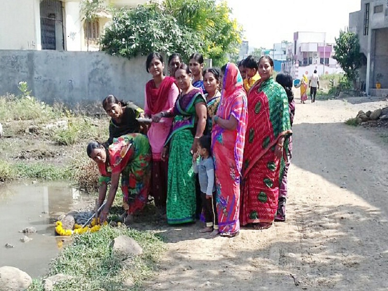 Women worshiped the water of the gutter and worshiped Gandhari | महिलांनी गटारीच्या पाण्याची पूजा करून केली पालिकेविरोधात गांधीगिरी