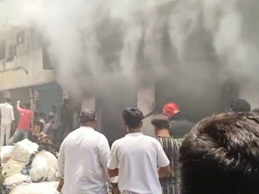A massive fire broke out in a warehouse in a residential building in Bhiwandi | भिवंडीत निवासी इमारतीमधील गोदामास भीषण आग 