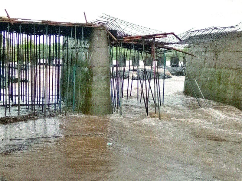 The semi-slab collapsed with a bridge connecting the Wada-Bhiwandi | सर आली धावून, सेंट्रिंग गेले वाहून; वाडा-भिवंडीला जोडणाऱ्या उचाट पुलाचा अर्धवट स्लॅब कोसळला