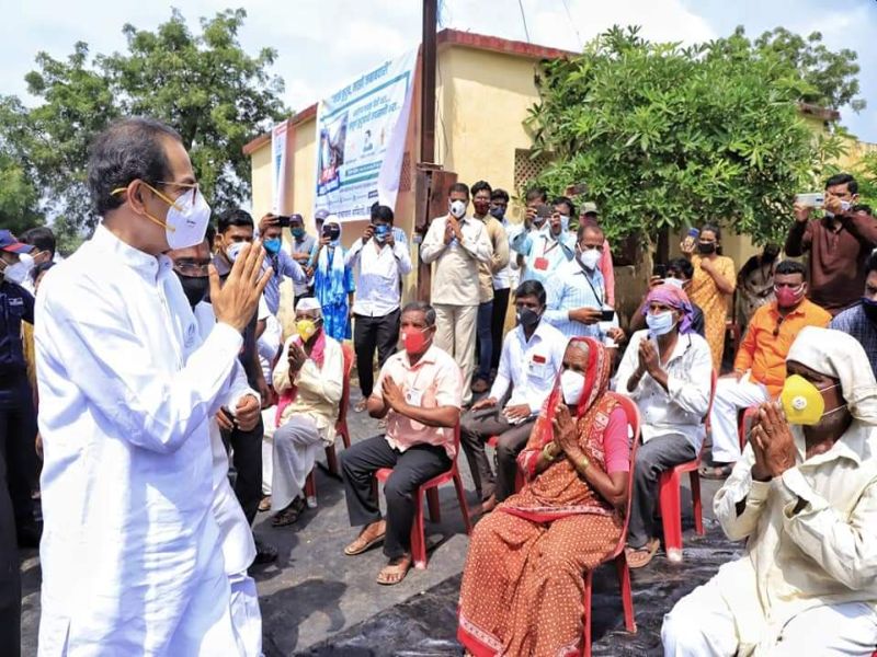 Farmers in Solapur have thanked Chief Minister Uddhav Thackeray for his help | मदतीचं आश्वासन अन् धनादेश दिल्यानंतर आम्ही समाधानी; ग्रामस्थांनी मानले उद्धव ठाकरेंचे आभार