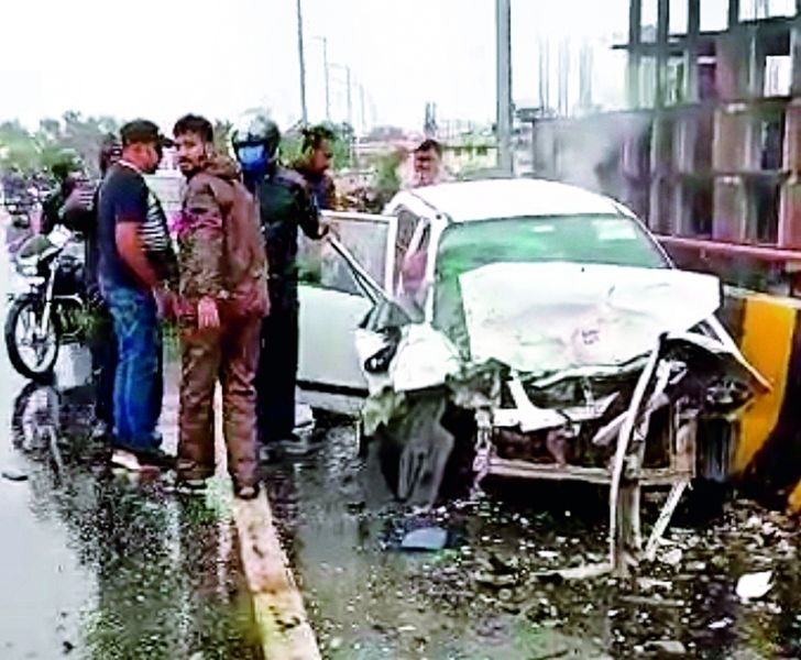 Five persons, including a couple, were injured when two vehicles collided head-on on the flyover in Nagpur | नागपुरात  उड्डाणपुलावर दोन गाड्यांची समोरासमोर धडक, दाम्पत्यासह पाच जण जखमी