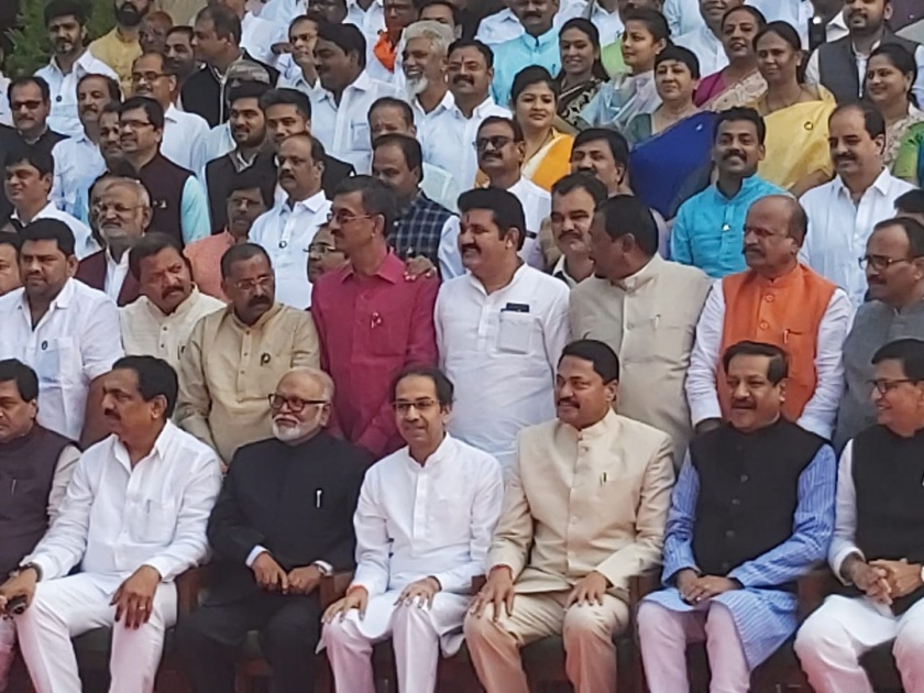 Joint photo of MLAs in presence of CM; Nagpur BJP MLA absent | मुख्यमंत्र्यांच्या उपस्थितीत आमदारांचे ऐतिहासिक छायाचित्र; नागपूरचे भाजपा आमदार गैरहजर 