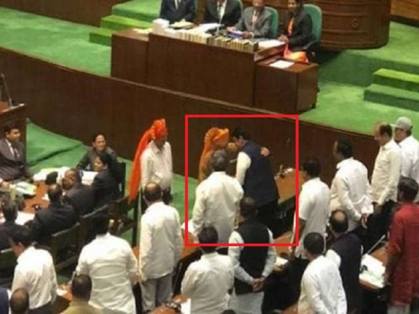 Maharashtra Government: Chief Minister Uddhav Thackeray did something | Maharashtra Government: विधानसभेत एकच चर्चा! मुख्यमंत्री उद्धव ठाकरेंनी केलं असं काही...