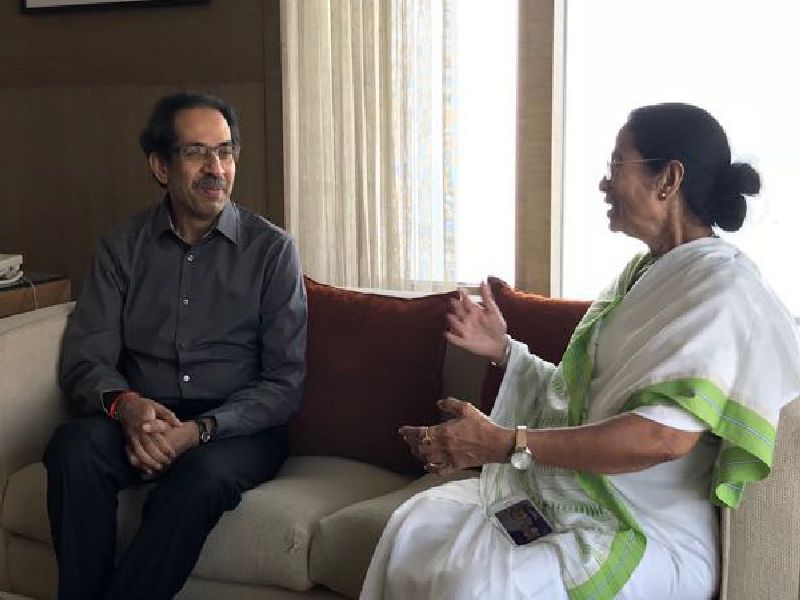Uddhav Thackeray - Mamta Banerjee visits; Raj Thackeray on the other hand the Chief Minister's visit! | उद्धव ठाकरे - ममता बॅनर्जी भेट; दुसरीकडे राज ठाकरेंनी घेतली मुख्यमंत्र्यांची भेट !