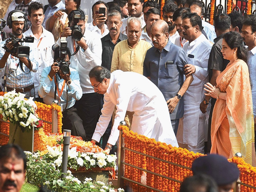 Balaji Saheb Thackeray's memorial on Shivaji Park | बाळासाहेब ठाकरे यांच्या स्मृतिदिनी शिवाजी पार्कवर राजकीय मांदियाळी!