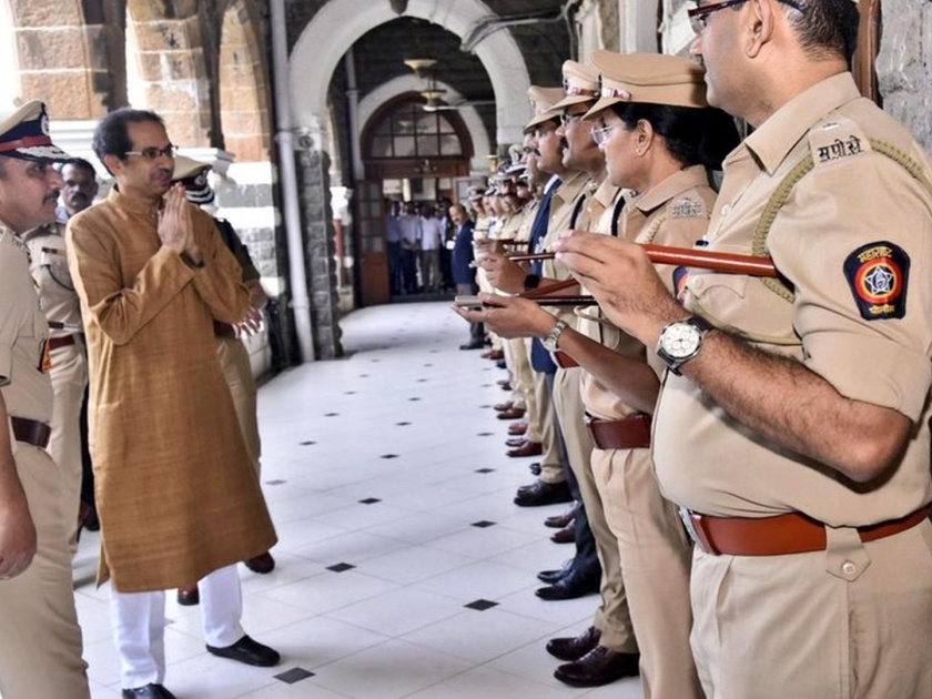 The man inside the khaki uniform wants to be strong - CM | खाकी वर्दीच्या आतला माणूस मजबूत करायचाय - मुख्यमंत्री