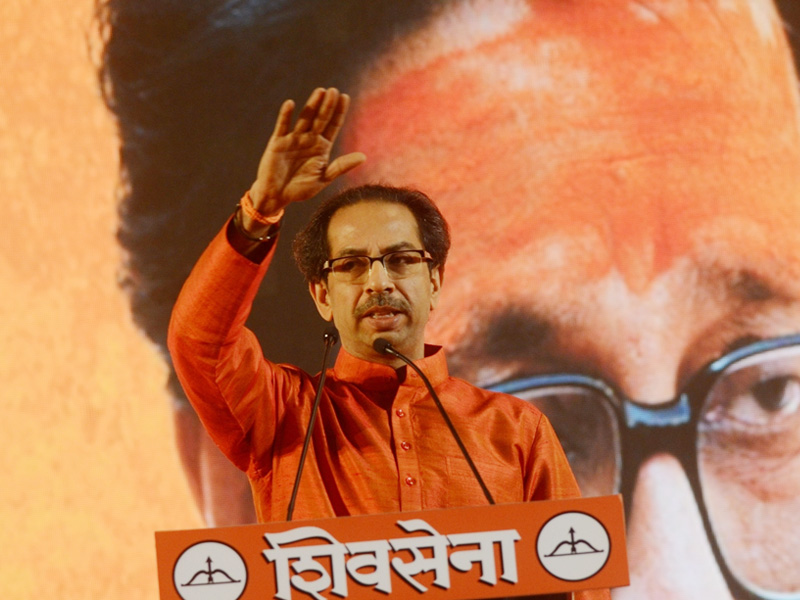 Lok Sabha elections 2019: Uddhav Thackeray criticized on Sharad Pawar | शरद पवार निर्लज्जासारखं सत्तेच्या मागे धावले - उद्धव ठाकरेंचा घणाघात