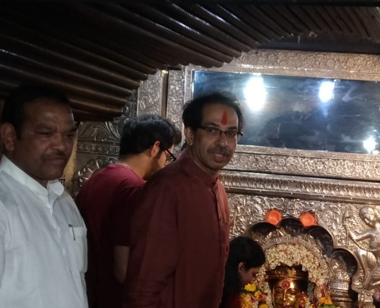 Uddhav Thackeray's Ekvira Devi pray for victory of the alliance | उध्दव ठाकरे यांचे एकविरा देवीच्या चरणी युतीच्या विजयाचे साकडे 