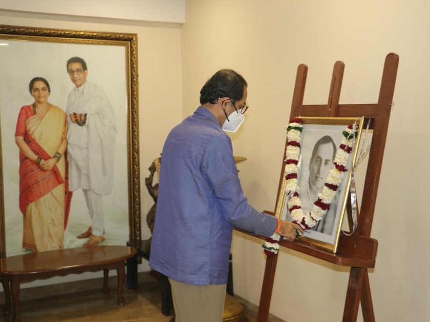 cm uddhav thackeray pays tribute to former pm rajiv gandhi on his birth anniversary | मुख्यमंत्री उद्धव ठाकरेंनी मातोश्रीवर वाहिली माजी पंतप्रधान राजीव गांधींना आदरांजली