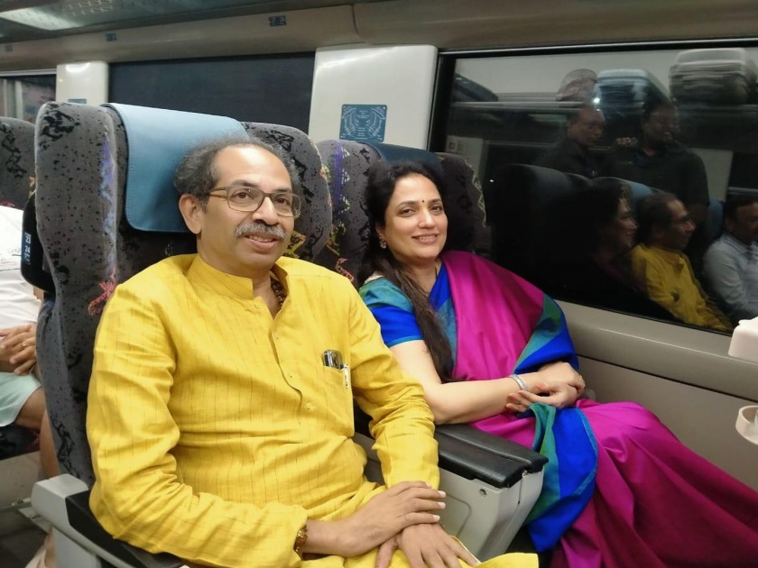 Uddhav Thackeray, Rashmi Thackeray travels through Vande Bharat Exprress; The Konkan tour against BJP, Shinde supporters is over, photoes viral | उद्धव ठाकरेंचा सपत्नीक वंदे भारतने प्रवास; भाजप, शिंदे समर्थकांविरोधातला कोकण दौरा आटोपला
