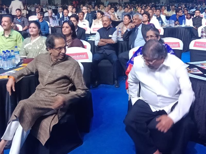 LMOTY 2019: Shivsena chief Uddhav Thackeray came, he saw ... and asked Chandrakant patil to sit | LMOTY 2019 : उद्धव ठाकरे आले, त्यांनी पाहिले...अन् चंद्रकांत दादांना शेजारी बोलावले