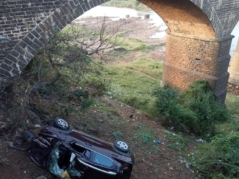 Car falls off Udgaon bridge Kolhapur; The airbag opened, and the loss of life was avoided | Kolhapur: उदगाव पुलावरुन कार कोसळली; ‘एअरबॅग’ उघडली, अन् जीवितहानी टळली