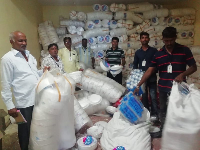 In Udgir 7 lakh plastic seized | उदगीरात प्लास्टिक साठ्यावर धाड; ७ लाखांचे प्लास्टिक जप्त