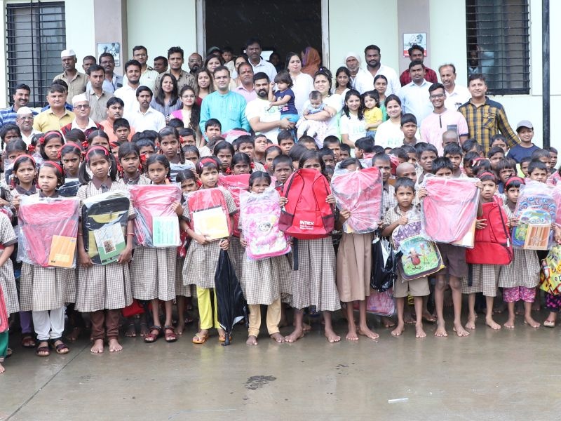 Allotment of school literature to the needy students in tribal areas | आदिवासी भागातील गरजू विद्यार्थ्यांना शालेय साहित्याचे वाटप