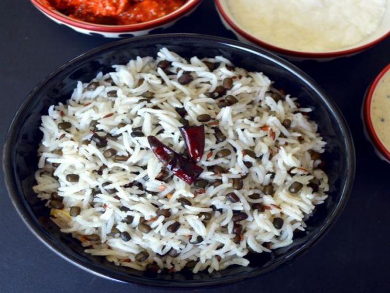 Health benefits of black gram or Urad dal khichdi | नाश्त्याला उडदाच्या डाळीची खिचडी खा, मग बघा कमाल!