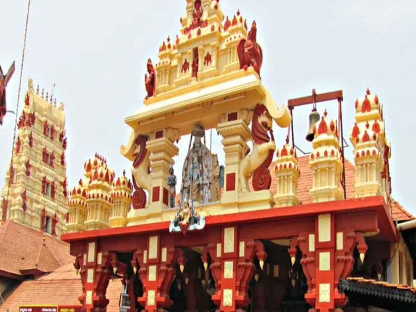 Janmashtami special 2019 once definitely go to this krishna temple of karnatak | Janmashtami 2019 : येथे खिडकीतूनच घ्यावं लागतं श्री कृष्णाचं दर्शन; एकदा नक्की द्या भेट