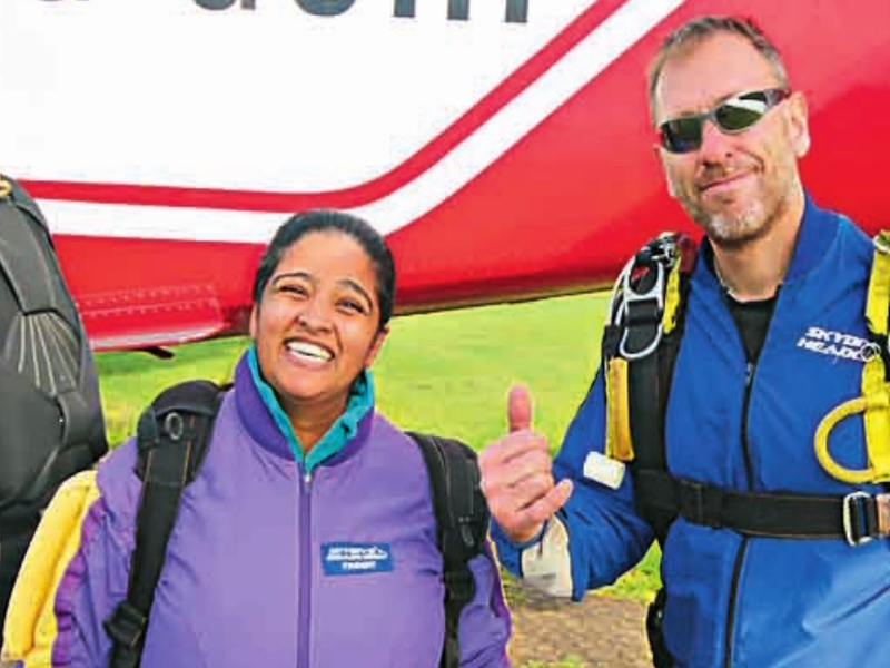 Udity Jain inaugurated the UK's 12,500-foot-drive venture in Skydive, Ashford | उदिती जैन यांनी ब्रिटनमध्ये केले १२,५00 फुटांवरून स्कायडाइव्ह, अ‍ॅशफोर्डमध्ये सांत्वनगृह उभारण्यासाठी उपक्रम
