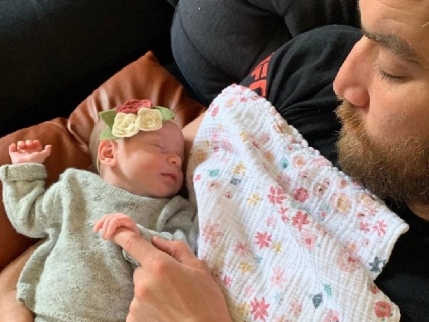 Former UFC fighter Sam Stout mourns sudden death of baby daughter svg | Bad News : खेळाडूवर कोसळला दुःखाचा डोंगर; एक महिन्याच्या कन्येचं निधन
