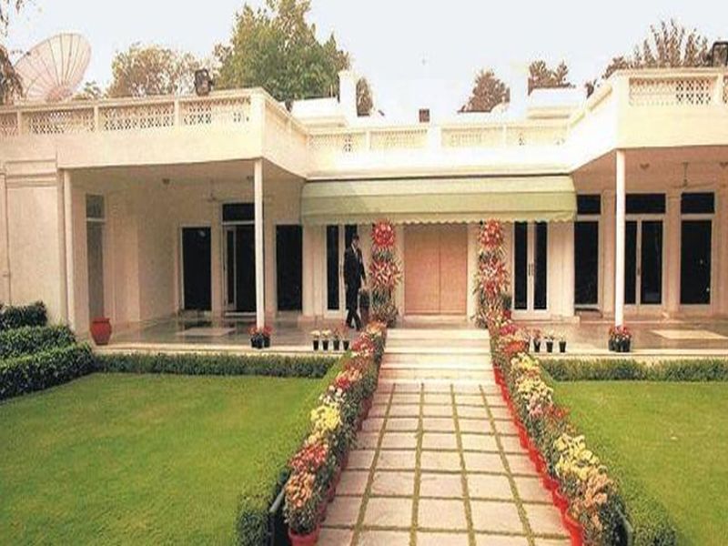 UFO sighted near PM Modi house on June 7 search finds nothing | पंतप्रधान मोदींच्या घरावर UFO च्या घिरट्या