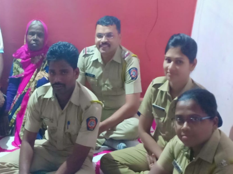 Pune police shows great humanity and help old woman | घरच्यांची वाऱ्यावर सोडले पण पोलिसांनी ''आई'' मानले 