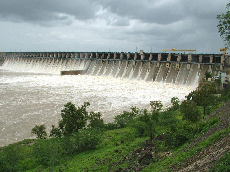 Ujani Dam 80,000 cusecs released from Ujani dam, alert warning to riverside residents | Ujani Dam| उजनी धरणातून ८० हजार क्युसेकने विसर्ग, नदीकाठच्या नागरिकांना सतर्कतेचा इशारा